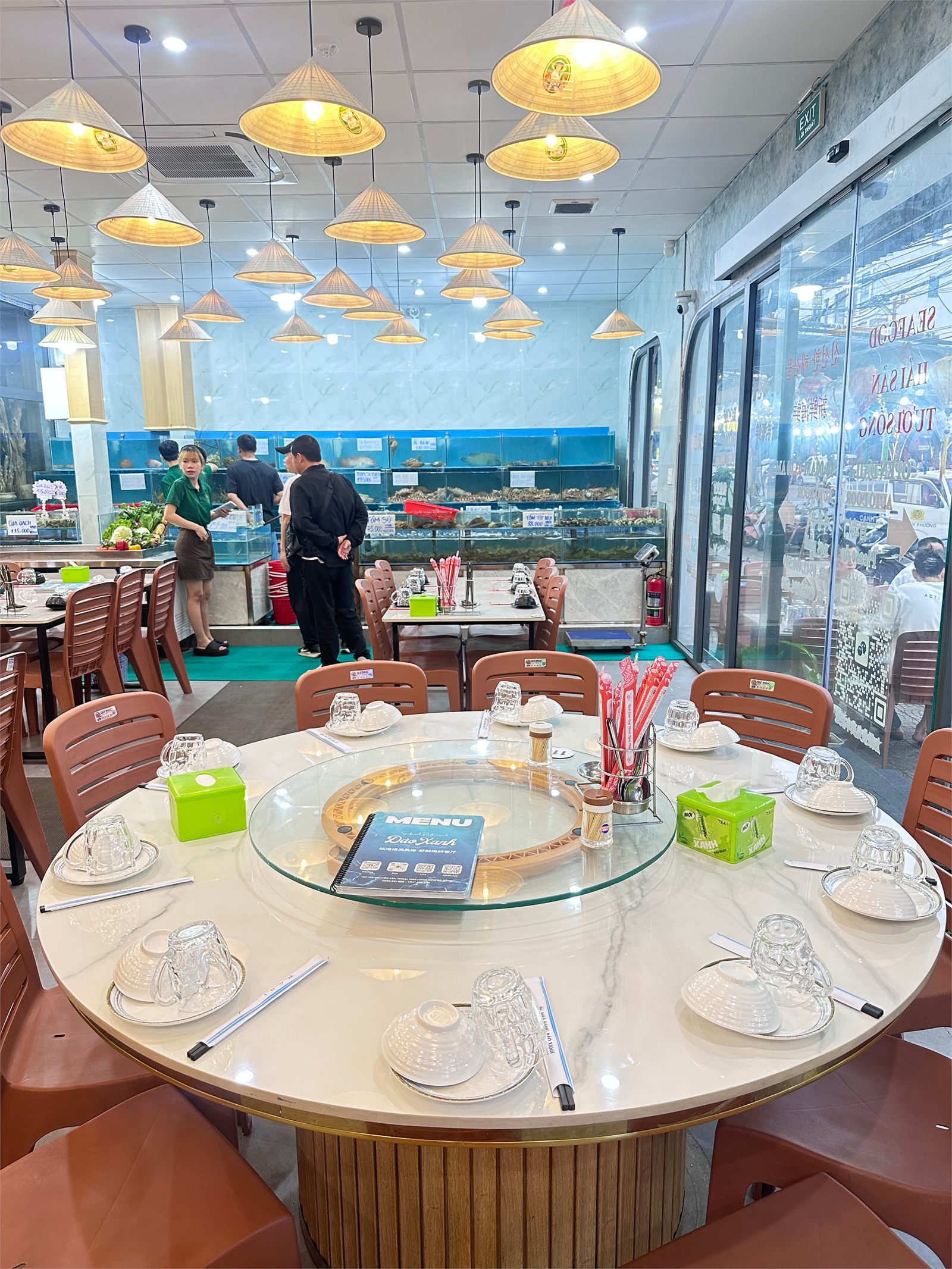 Bàn tiệc lớn / 大桌宴席